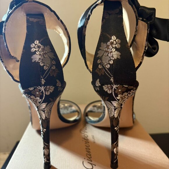 Black and silver Gianvito Rossi high heels with bows - Picture 2 of 7